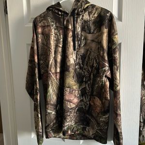 Mossy oak, large sweater, brand new